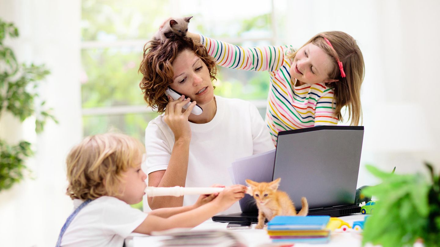 Mutter mit Kindern am Tisch