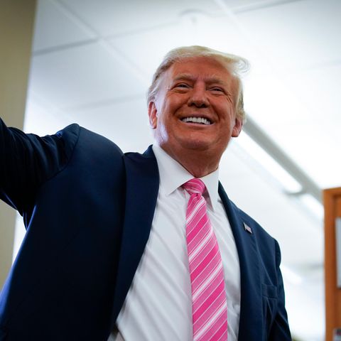 Donald Trump im Wahllokal, das in diesem Fall eine Bibliothek in West Palm Beach ist