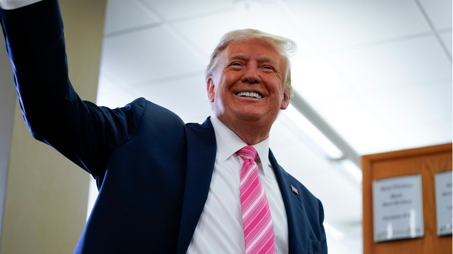 Donald Trump im Wahllokal, das in diesem Fall eine Bibliothek in West Palm Beach ist