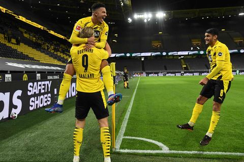 Erling Haaland feiert mit Jadon Sancho und Mahmoud Dahoud (r.) sein Tor zum 2:0 gegen Schalke