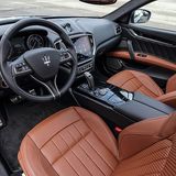 Schmucker Innenraum, der auf Wunsch auch mit Ermenegildo Zegna Stoffbahnen ausstaffiert wird