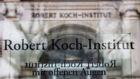 "Robert Koch-Institut" steht auf einem Schild vor dem Eingang des Instituts