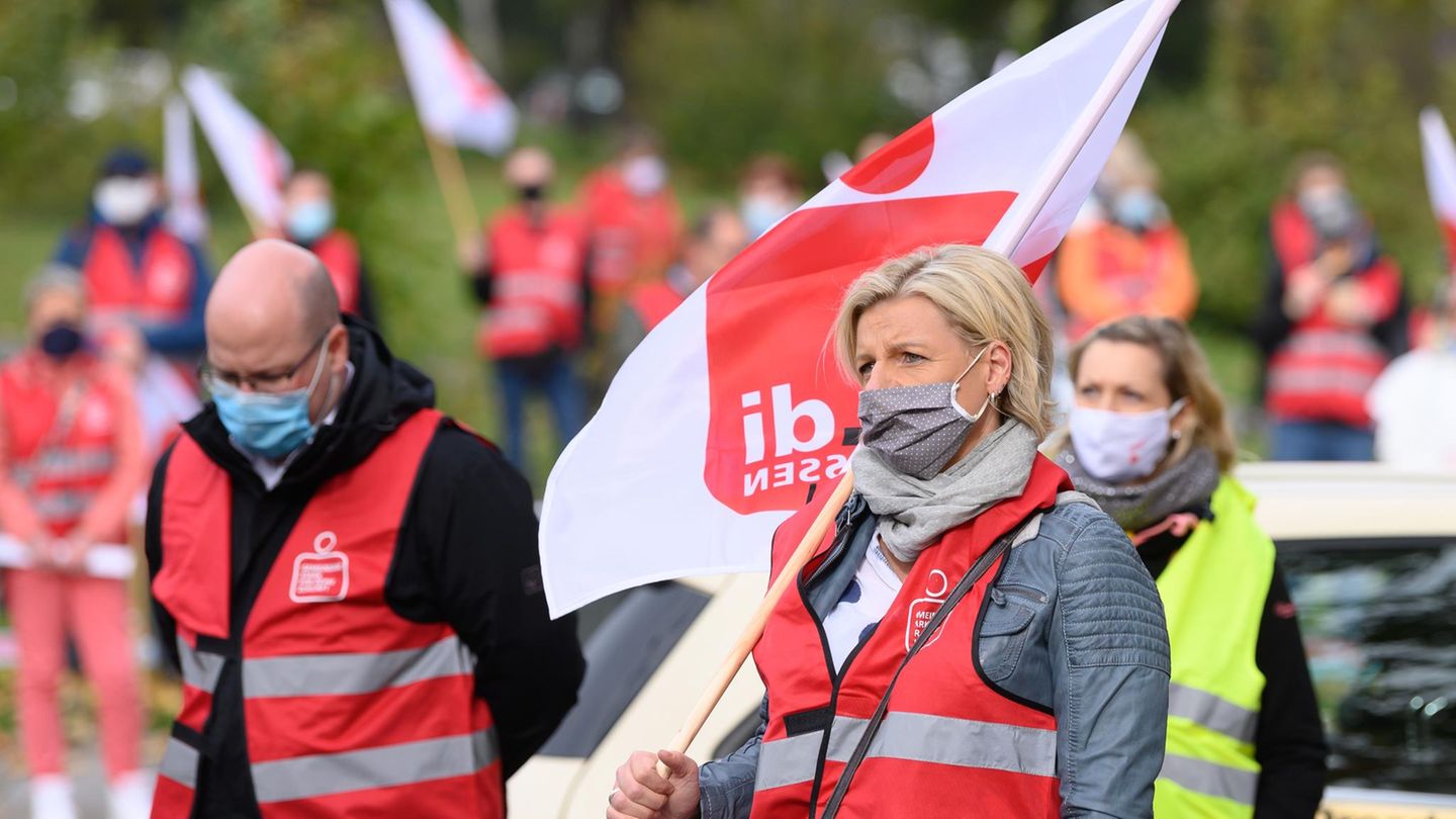 Teilnehmer eines Warnstreiks während einer Kundgebung