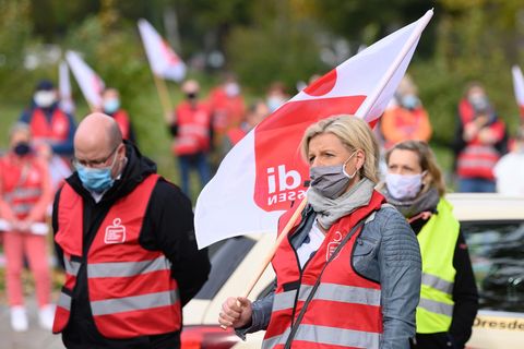 Teilnehmer eines Warnstreiks während einer Kundgebung