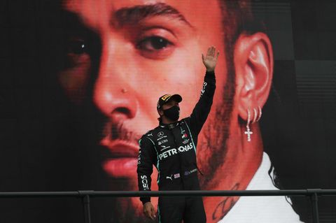 Hamilton auf Siegertreppchen