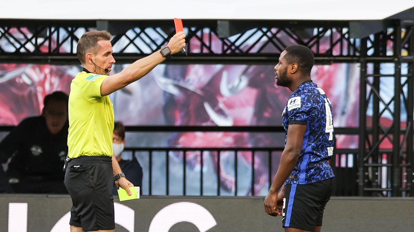 The unjust decision: referee Tobias Stieler shows Hertha-Profi Deyovaisio Zeefuik