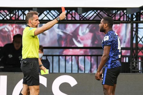 Ungerechte Entscheidung: Schiedsrichter Tobias Stieler zeigt Hertha-Profi Deyovaisio Zeefuik