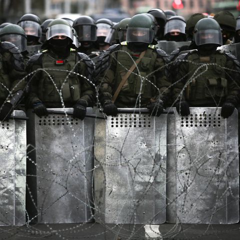 Belarus, Minsk: Belarussische Polizeibeamte blockieren während eines Protests eine Straße