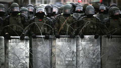 Belarus, Minsk: Belarussische Polizeibeamte blockieren während eines Protests eine Straße