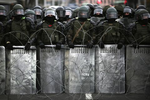 Belarus, Minsk: Belarussische Polizeibeamte blockieren während eines Protests eine Straße