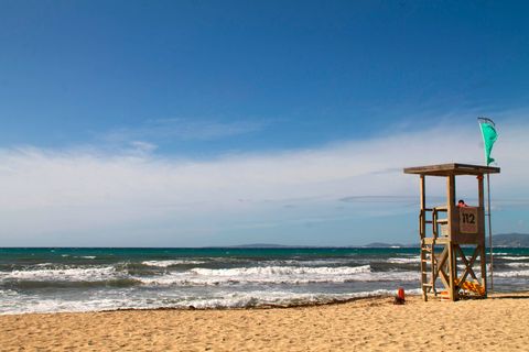  Ein Bademeister arbeitet am leeren Strand von Palma.
