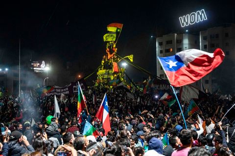 Tausende Menschen feiern in Chile nach dem Verfassungsreferendum.