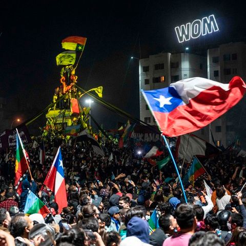 Tausende Menschen feiern in Chile nach dem Verfassungsreferendum.