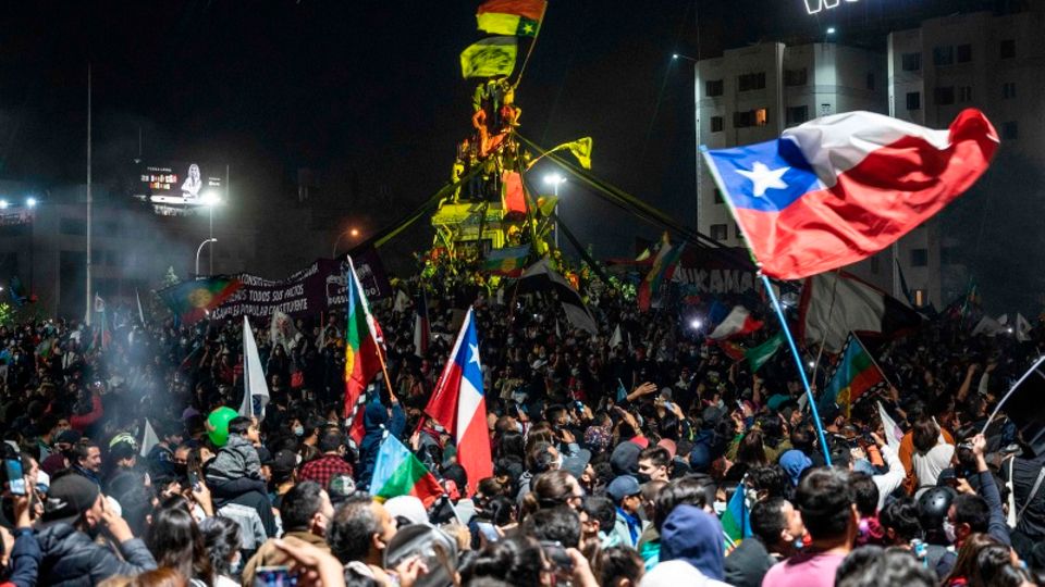 Tausende Menschen feiern in Chile nach dem Verfassungsreferendum.