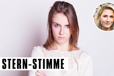 Skeptisch schauende Teenagerin