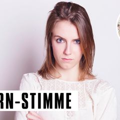 Skeptisch schauende Teenagerin
