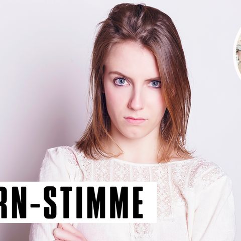 Skeptisch schauende Teenagerin