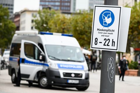 Maskenpflicht: Auch Frankfurt hat aktuell eine Verschärfung der Corona-Maßnahmen beschlossen