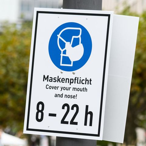 Maskenpflicht: Auch Frankfurt hat aktuell eine Verschärfung der Corona-Maßnahmen beschlossen