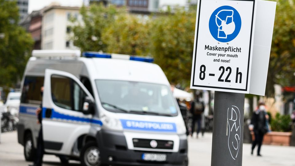 Maskenpflicht: Auch Frankfurt hat aktuell eine Verschärfung der Corona-Maßnahmen beschlossen