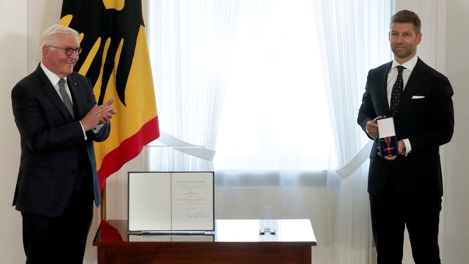 Thomas Hitzlsperger mit Bundesverdienstkreuz Thomas Hitzlsperger bekommt von Bundespräsident Frank-Walter Steinmeier das Bundesverdienstkreuz
