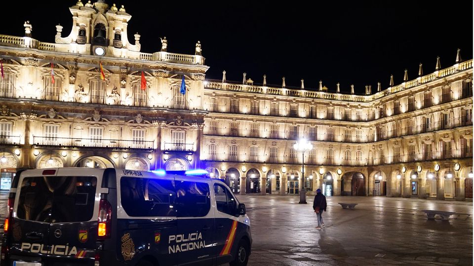 Rekordwerte bei den Neuinfektionen : Einheiten der Nationalpolizei sind in der Innenstadt von Salamanca unterwegs, um die Ausgangssperre für die Region zu kontrollieren Einheiten der Nationalpolizei sind in der Innenstadt von Salamanca unterwegs, um die Ausgangssperre für die Region zu kontrollieren