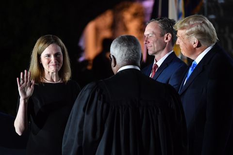 Amy Coney Berrett legt den Eid auf die US-Verfassung ab
