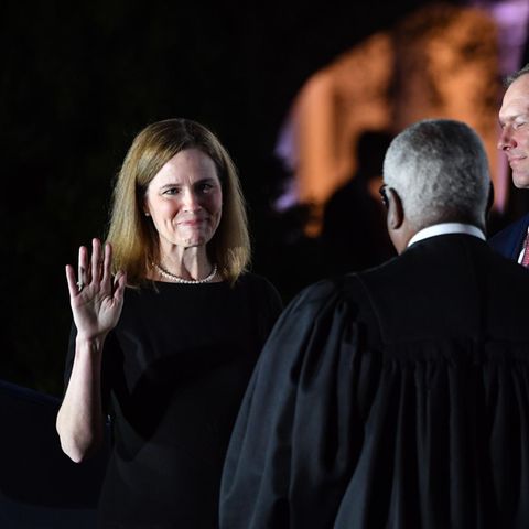 Amy Coney Berrett legt den Eid auf die US-Verfassung ab