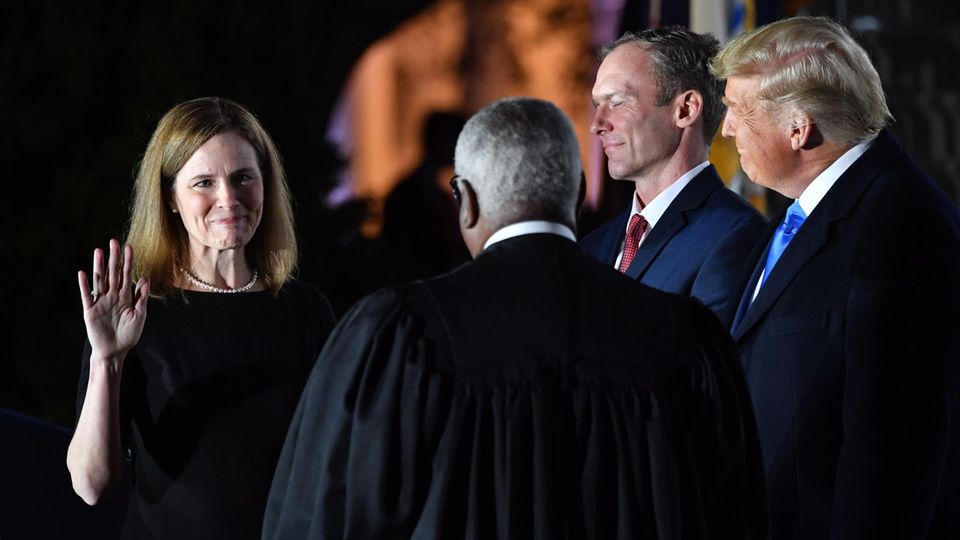 Triumph für Trump: US-Senat bestätigt Amy Coney Barrett für das Oberste Gericht Amy Coney Berrett legt den Eid auf die US-Verfassung ab