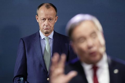 Die CDU-Vorsitzkandidaten Friedrich Merz (im Hintergrund) und Armin Laschet