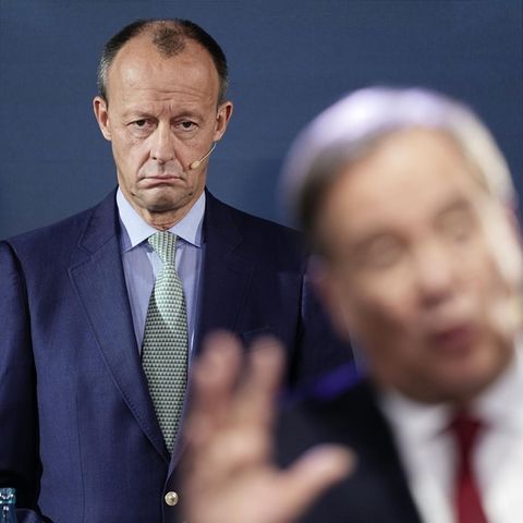 Die CDU-Vorsitzkandidaten Friedrich Merz (im Hintergrund) und Armin Laschet