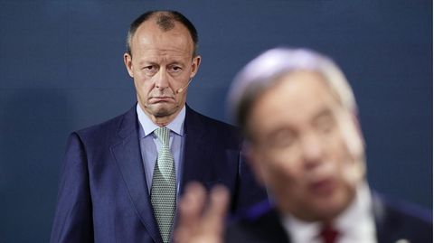Die CDU-Vorsitzkandidaten Friedrich Merz (im Hintergrund) und Armin Laschet