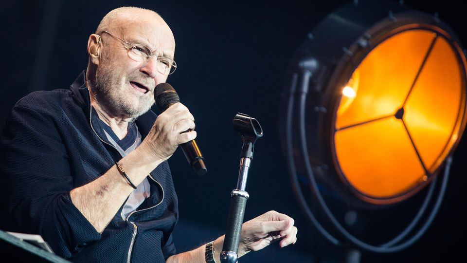 2019 in Stuttgart: Sänger Phil Collins sitzt auf der Bühne und singt. Die britische Musiklegende will US-Präsident Trump untersagen, seinen Hit-Song "In The Air Tonight" im Wahlkampf einzusetzen.