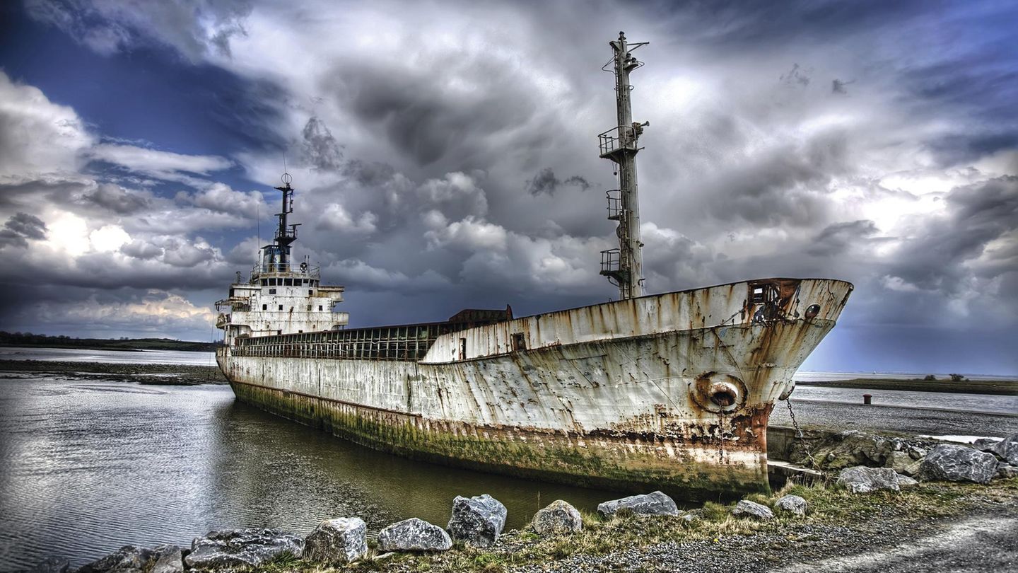 Bild 1 von 11 der Fotostrecke zum Klicken: Irland am Fluss Shannon  Dieses Küstenmotorschiff rostet am Ufer des Shannon vor sich hin. Eines von vielen Motiven aus dem neuen Bildband "Wracks", der bei Geramond erschienen ist.