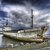 Bild 1 von 11 der Fotostrecke zum Klicken: Irland am Fluss Shannon  Dieses Küstenmotorschiff rostet am Ufer des Shannon vor sich hin. Eines von vielen Motiven aus dem neuen Bildband "Wracks", der bei Geramond erschienen ist.