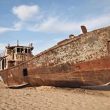 Usbekistan: Mo'ynoq  Einst war der Ort eine Hafenstadt am Aralsee. Doch durch die Umleitung der Zuflüsse verlandete das Binnengewässer, die Fischerei kam zum Erliegen, und die Fischerboote verrosten auf dem ausgetrockneten Meeresboden.