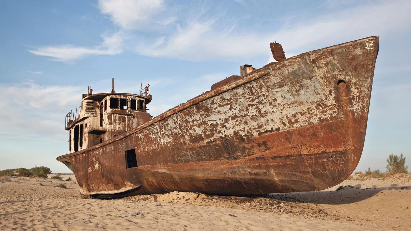 Usbekistan: Mo'ynoq  Einst war der Ort eine Hafenstadt am Aralsee. Doch durch die Umleitung der Zuflüsse verlandete das Binnengewässer, die Fischerei kam zum Erliegen, und die Fischerboote verrosten auf dem ausgetrockneten Meeresboden.