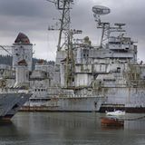 Frankreich: Landévennec  Dieser Hafen in der Bretagne ist zu einem Schiffsfriedhof für ausgemusterte Schiffe geworden. Im Bild der Kreuzer "Colbert", der 1956 vom Stapel lief.
