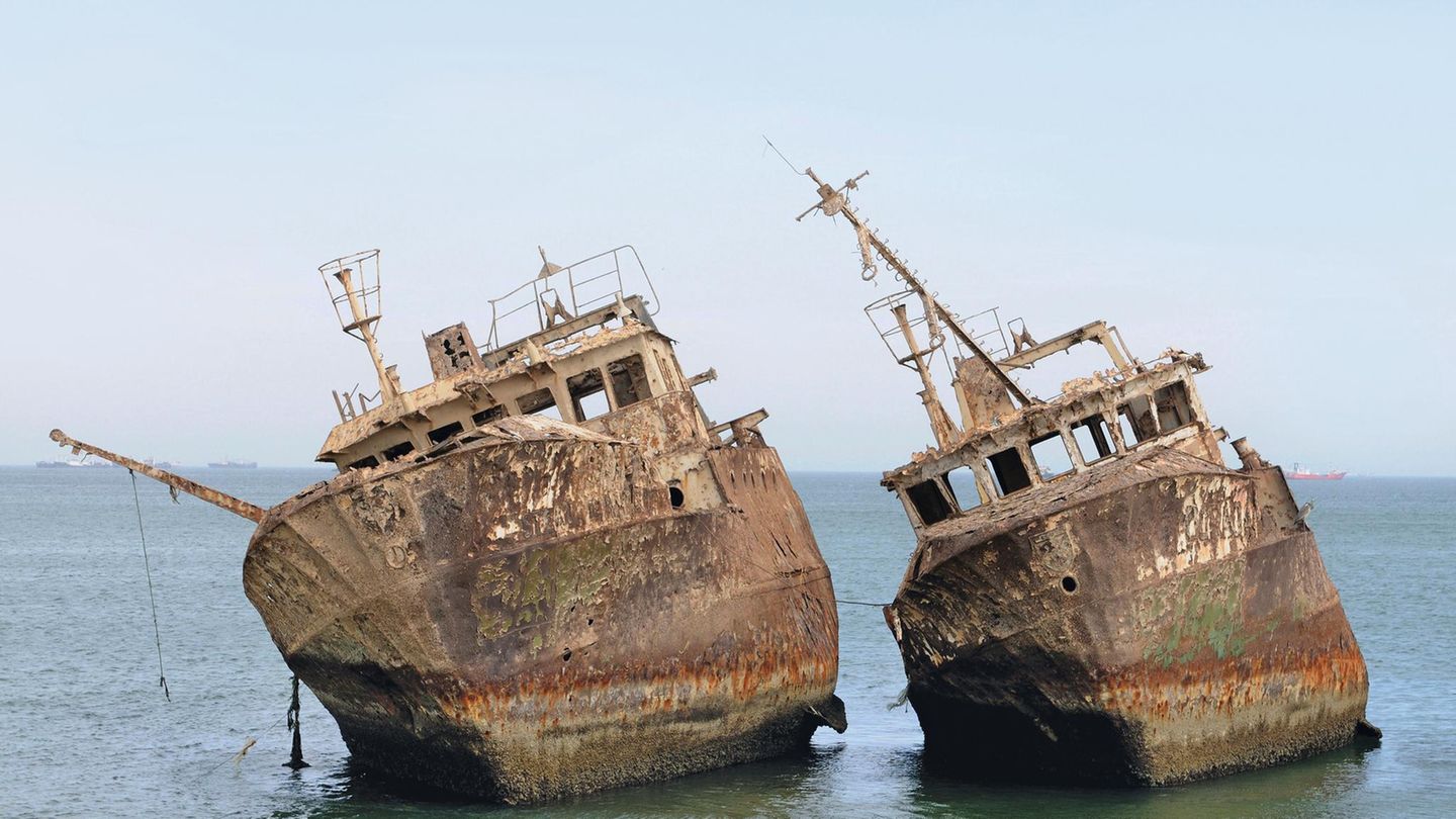 Mauretanien: Nouadhibou  An diesem Ort vor der Küste Westafrikas verrosten an die 200 Schiffe – unter sehr fragwürdigen Sicherheits- und Umweltschutzbedingungen.
