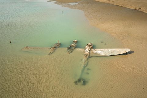 Wales: Harlech  Im Zweiten Weltkrieg stürzte diese P-38 Lightning der US Air Force vor der Küste bei einem Trainingsflug ab. Der Pilot konnte sich retten, das Flugzeug wurde aufgeben und taucht bei Ebbe aus den Fluten immer wieder auf.