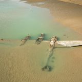 Wales: Harlech  Im Zweiten Weltkrieg stürzte diese P-38 Lightning der US Air Force vor der Küste bei einem Trainingsflug ab. Der Pilot konnte sich retten, das Flugzeug wurde aufgeben und taucht bei Ebbe aus den Fluten immer wieder auf.