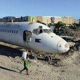 Philippinen: Manila  Dieses flügellose Passagierflugzeug vom Typ McDonnell Douglas DC-9 gehörte einst zur Flotte von Cebu Pacific und steht nun neben einem Einkaufszentrum.