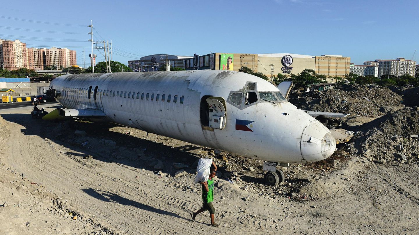 Philippinen: Manila  Dieses flügellose Passagierflugzeug vom Typ McDonnell Douglas DC-9 gehörte einst zur Flotte von Cebu Pacific und steht nun neben einem Einkaufszentrum.