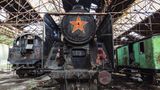Ungarn: Budapest  Diese Lokomotive wurde einst vom sowjetischen Militär genutzt. Jetzt verkommt das Stahlross in der Ruine des Bahnbetriebswerkes Istvántelek