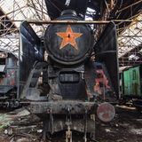Ungarn: Budapest  Diese Lokomotive wurde einst vom sowjetischen Militär genutzt. Jetzt verkommt das Stahlross in der Ruine des Bahnbetriebswerkes Istvántelek