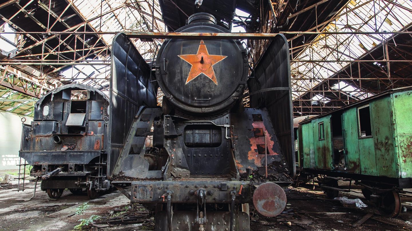 Ungarn: Budapest  Diese Lokomotive wurde einst vom sowjetischen Militär genutzt. Jetzt verkommt das Stahlross in der Ruine des Bahnbetriebswerkes Istvántelek