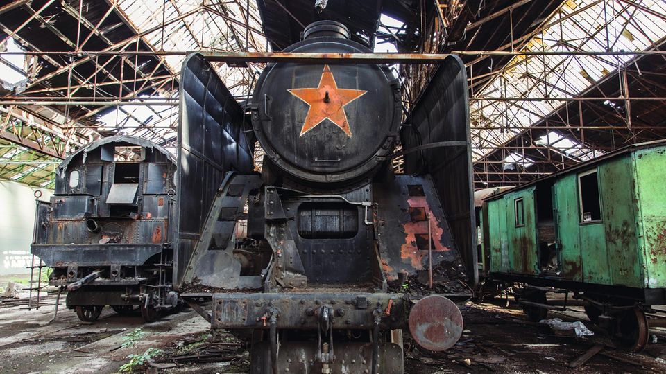 Ungarn: Budapest  Diese Lokomotive wurde einst vom sowjetischen Militär genutzt. Jetzt verkommt das Stahlross in der Ruine des Bahnbetriebswerkes Istvántelek