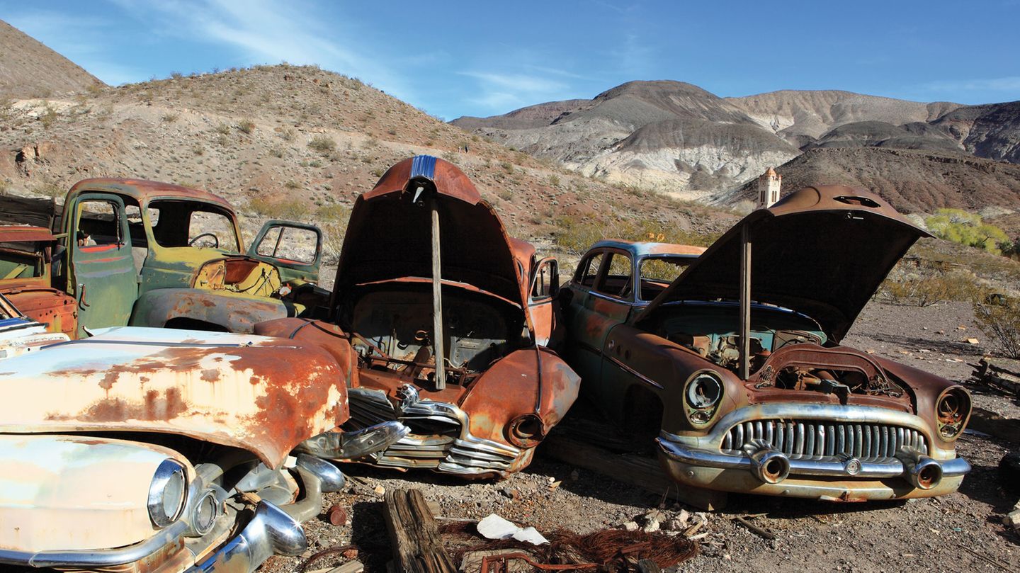 USA: Death Valley  Abgestellt in der trockenen Wüste Kaliforniens: Doch die meisten Chromteile dieser Oldtimer glänzen noch.