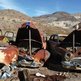 USA: Death Valley  Abgestellt in der trockenen Wüste Kaliforniens: Doch die meisten Chromteile dieser Oldtimer glänzen noch.