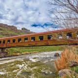 Georgien: Alhalkalaki  Dieser Waggon entging dem Abwracken und wurde zu einer Brücke umgestaltet. Statt auf Fahrgestellen ruht die Konstruktion nun auf zwei Betonsockeln.